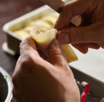 平和島駅から歩いて数分、大きな赤い看板が目印の中華料理店です。お手頃価格の前菜料理や点心から高級なフカヒレの姿煮まで、種類豊富な一品料理